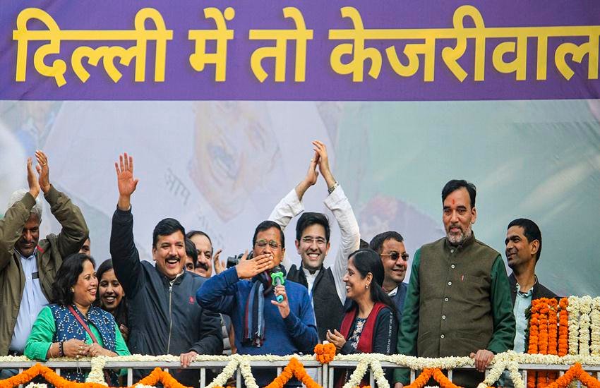 चुनाव जीतने के बाद जनता का अभिवादन करते सीएम केजरीवाल। फोटो: PTI