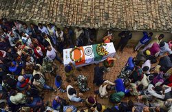 पुलवामा में शहादत के सालभर बाद भी घरवालों को न मिली पेंशन, न नौकरी; अब पूरा परिवार करने जा रहा अनशन