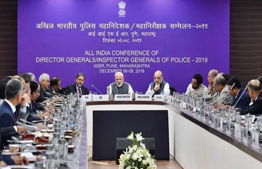 प्रधानमंत्री नरेंद्र मोदी और अमित शाह पुलिस अधिकारियों के साथ पुणे में एक बैठक के दौरान। (PIB/PTI Photo)