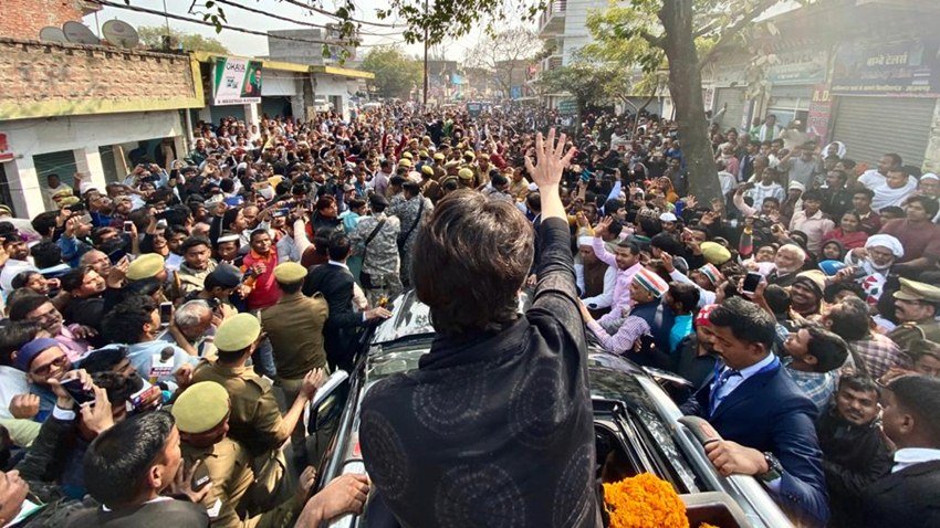 प्रियंका गांधी के इस दौरे में लोगों की भारी भीड़ देखने को मिली।