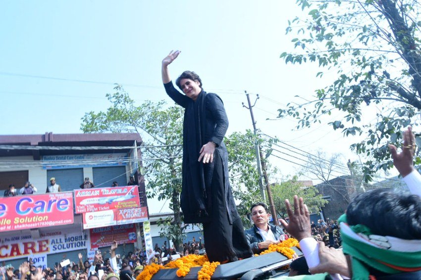 प्रियंका गांधी ने गाड़ी की छत पर खड़े होकर लोगों का इस्तकबाल किया।