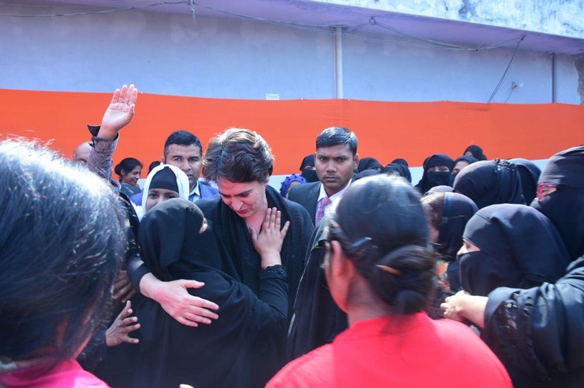 प्रदर्शनकारी महिलाओं ने प्रियंका गांधी से अपना दर्द साझा किया।