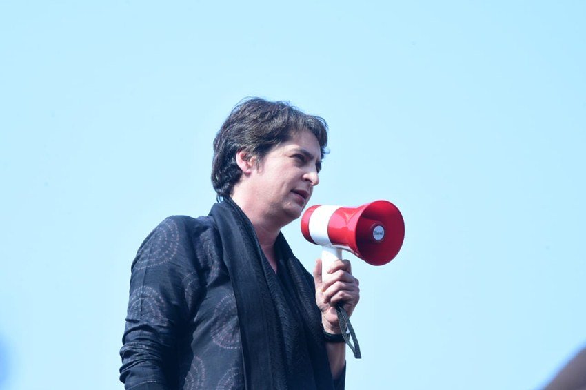 प्रियंका गांधी ने बिलरियागंज में प्रदर्शनकारी महिलाओं से बात करते हुए CAA को संविधान विरोध बताया।