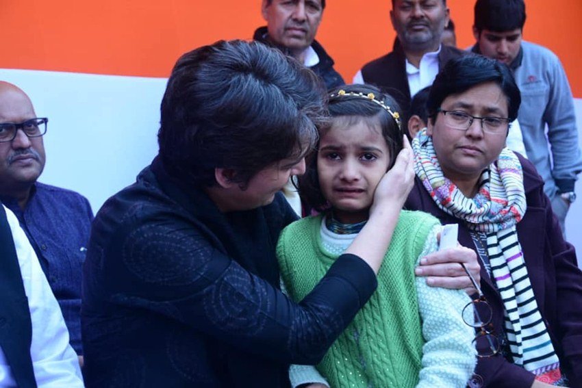 प्रियंका गांधी ने वहां बच्चियों से भी मुलाकात की। कुछ बच्चियां रोने लगीं तो प्रियंका ने उन्हें चॉकलेट देकर चुप कराया।