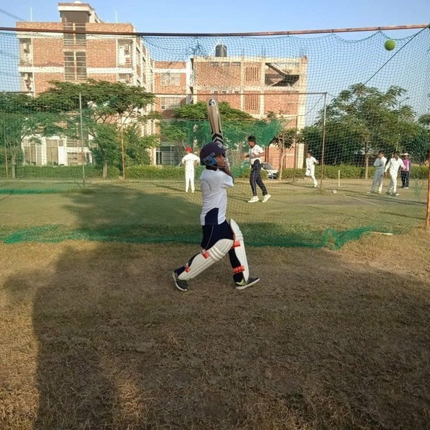 सहवाग ने फोटो शेयर करते हुए लिखा- इस बच्चे का नाम अर्पित सिंह है। यह पुलवामा हमले में शहीद हुए जवान राम वकील का बेटा है।