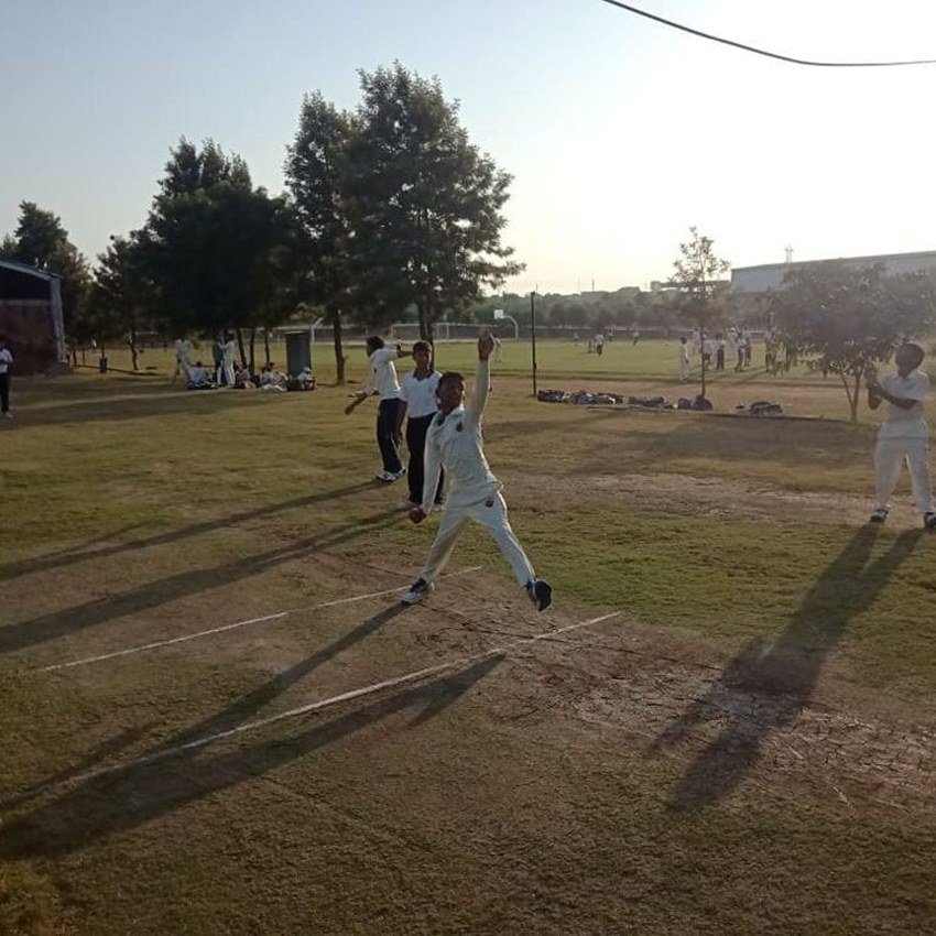 इस तस्वीर में राहुल सोरेंग है जो पुलवामा में शहीद हुए जवान विजय सोरेंग का बेटा है।