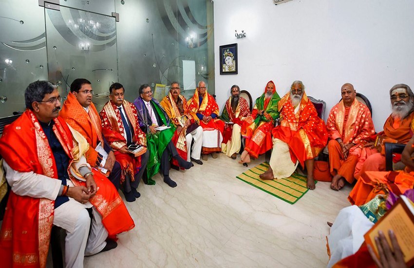 राम मंदिर ट्रस्ट के सदस्यों ने नई दिल्ली में बैठक की। (Photo: PTI)