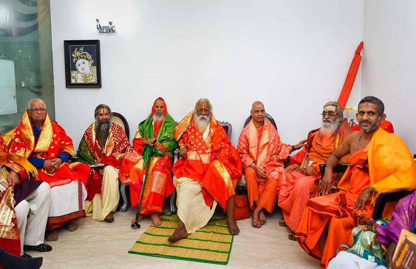 श्री राम जन्म भूमि तीर्थ क्षेत्र ट्रस्ट की पहली बैठक प्रमुख के.परासरण के आवास पर बुधवार को हुई। (फोटोः पीटीआई)