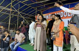 कोलकाता के पार्क सर्कस में सीएए के खिलाफ प्रदर्शन कर रहे लोगों का समर्थन करने पहुंची रसिका अगाशे। (Photo: Twitter@Park_Circus_)