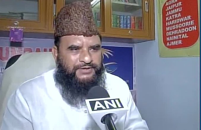 VIDEO: शो में मुस्कुराने लगे मौलाना, भड़के एंकर सीट के पास जा बोले- दिल्ली जल रही है, आप मुंह खोल हंसे क्यों?