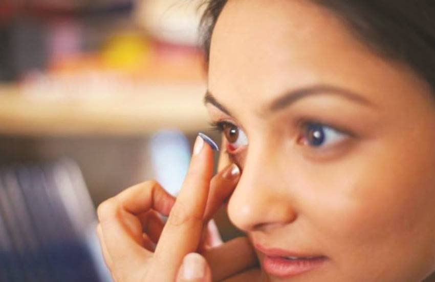 कॉन्टैक्ट लेंस पर खरोंच न पड़े, इसके लिए बाहर निकलते समय धूप के चश्मे का प्रयोग जरूर करें।