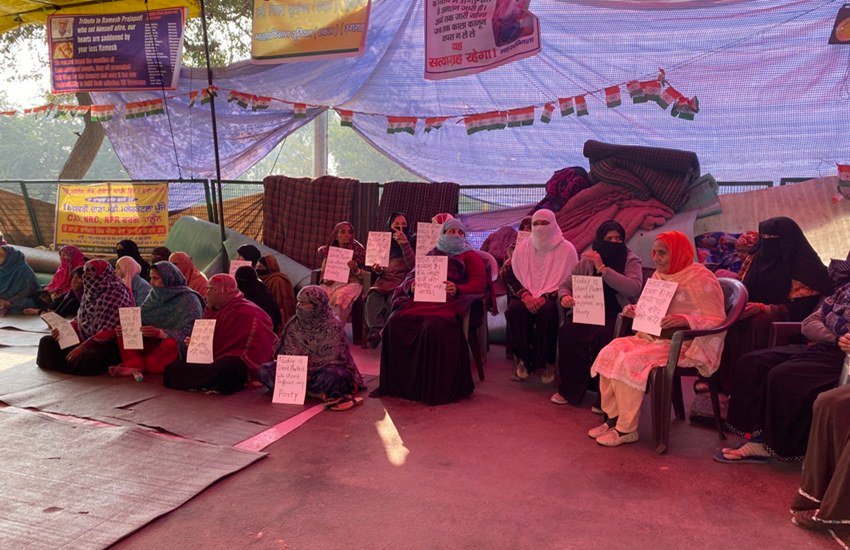 शाहीन बाग में प्रदर्शनकारी मौन घरना दे रहे हैं।