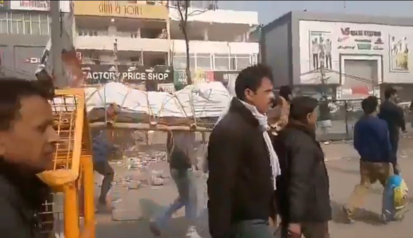 इस पूरे घटनाक्रम की तस्वीरें औऱ वीडियो सोशल मीडिया में वायरल हो रहे हैं।