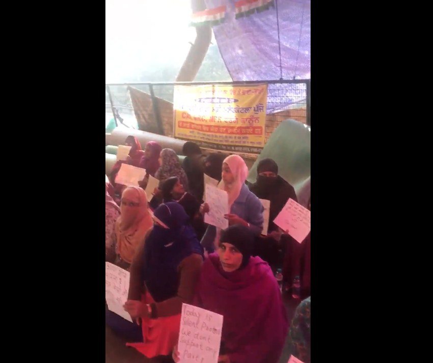 मतदान से कुछ दिन पहले शाहीन बाग में गोलियां भी चली थीं। गोली चलाने वाले शख्स का आम आदमी पार्टी के साथ संबंध बताया जा रहा था।