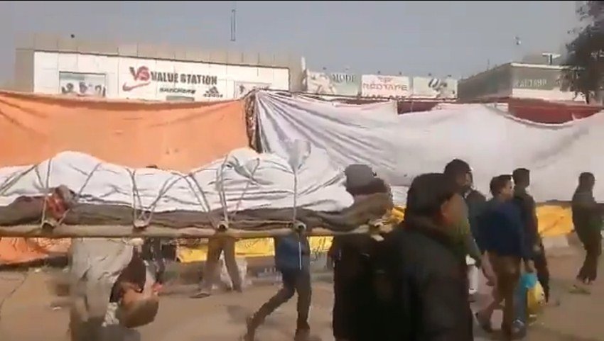 हवन के लिए आए पंडित ने मुसलमानों वाली जालीदार टोपी पहन पूजा संपन्न करवाई।