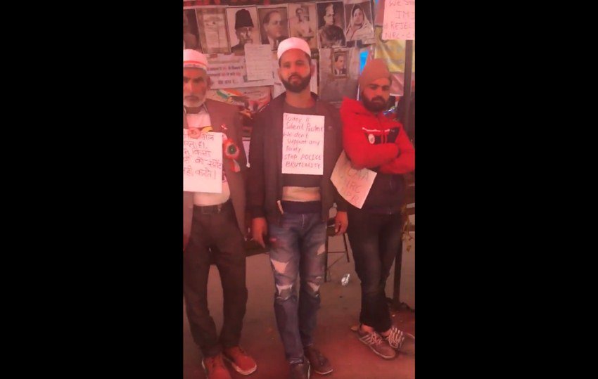 बता दें कि शाहीन बाग में करीब 2 महीनों से लोग सड़कों पर बैठे हैं। लोग नागरिकता संशोधन कानून को वापस करने की मांग पर अड़े हुए हैं।