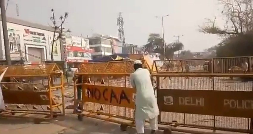 दो मुस्लिम युवकों ने शवयात्रा के रास्ते में पड़ने वाले पुलिस बैरिकेडिंग को खोल दिया ताकि उस अंतिम यात्रा में किसी तरह की कोई रुकावट ना आए।