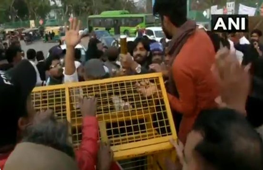 प्रदर्शनकारियों ने खोली एक सड़क। फोटो: ScreenGrab/ANI