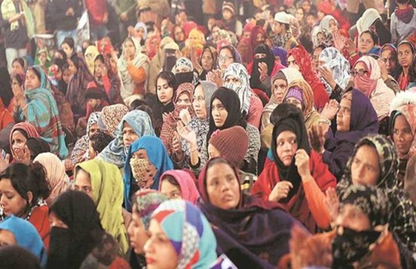 दिल्ली के शाहीन बाग में करीब दो महीने से लोग विरोध प्रदर्शन कर रहे हैं। ये लोग नागरिकता संशोधन कानून और एनआरसी के खिलाफ 18 दिसंबर से सड़क पर हैं। इस विरोध प्रदर्शन की अगुआई शाहीन बाग की महिलाएं कर रही हैं। यहां बड़ी तादाद में महिलाएं CAA/NRC के खिलाफ अपनी आवाज बुलंद कर रही हैं। अब शाहीन बाग में चल रहे इस प्रदर्शन से एक बुरी खबर सामने आई है।