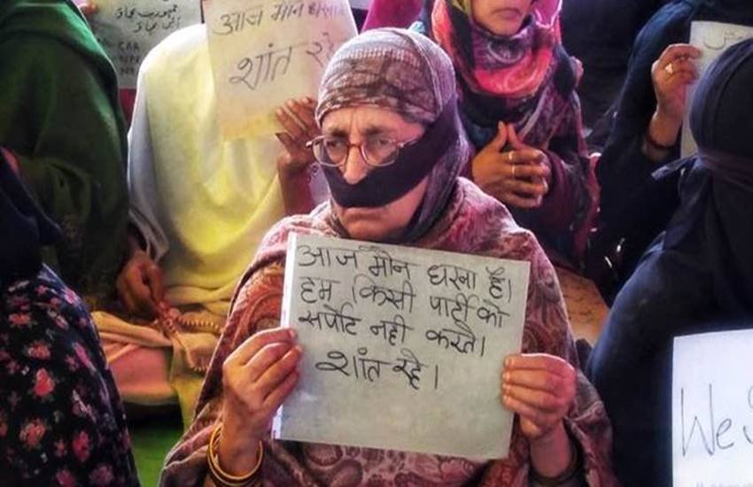 शाहीन बाग में बड़ी संख्या में लोग इकट्ठा होकर CAA औऱ NRC के खिलाफ विरोध का डंका बजाए हुए हैं। देखें शाहीन बाग में चल रहे विरोध प्रदर्शन की कुछ और तस्वीरें..