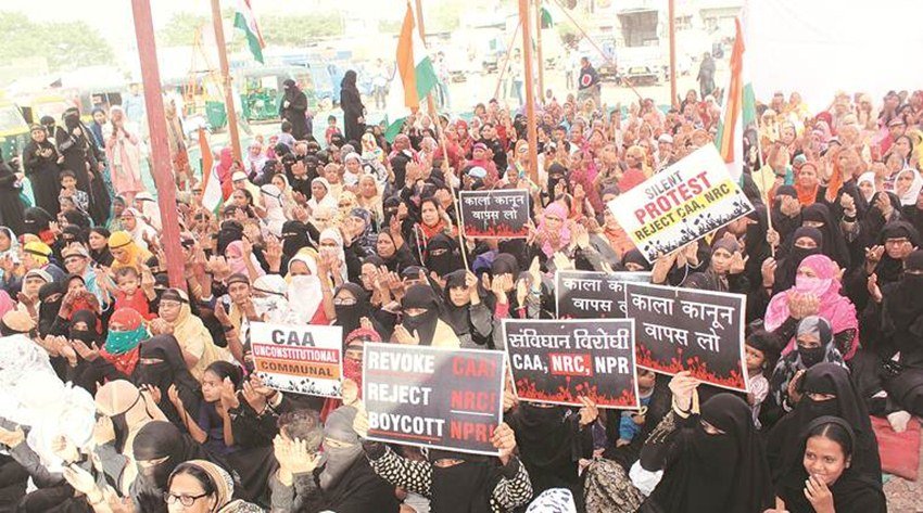 चार महीने का मोहम्मद जहान हर रोज शाहीन बाग के प्रदर्शन में शामिल होने अपनी मां के साथ आता था। लोगों के बीच वह काफी मशहूर था। लोग बारी-बारी से उसे अपनी गोद में लेते और गालों पर तिरंगा बनाते थे। लेकिन अब मोहम्मद जहान शाहीन बाग में नजर नहीं आएगा। पिछले हफ्ते हाड़ कंपा देने वाली सर्दी की चपेट में आने के कारण उसकी मौत हो गई। मृतक जहान अपने तीन भाई-बहनों में सबसे छोटा था। जहान की तस्वीर फिलहाल सामने नहीं आई है।