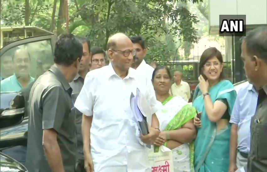 मंत्रियों संग बैठक करने जाते राकंपा प्रमुख शरद पवार। (Photo: ANI)