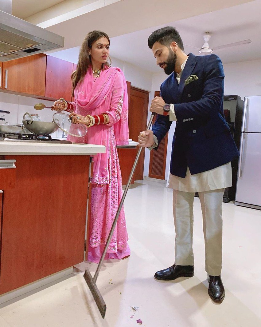 दरअसल हुआ ये कि सिमरन ने अपने इंस्टा अकाउंट से एक फोटो शेयर की। इस फोटो में जहां सिमरन किचन में खाना पका रही हैं तो वहीं गुरीक झाड़ू लगाते नजर आ रहे हैं। सिमरन ने गुरिक को चिढ़ाते हुए इस फोटो के कैप्शन में लिखा, 'हैपिली मैरिड'।