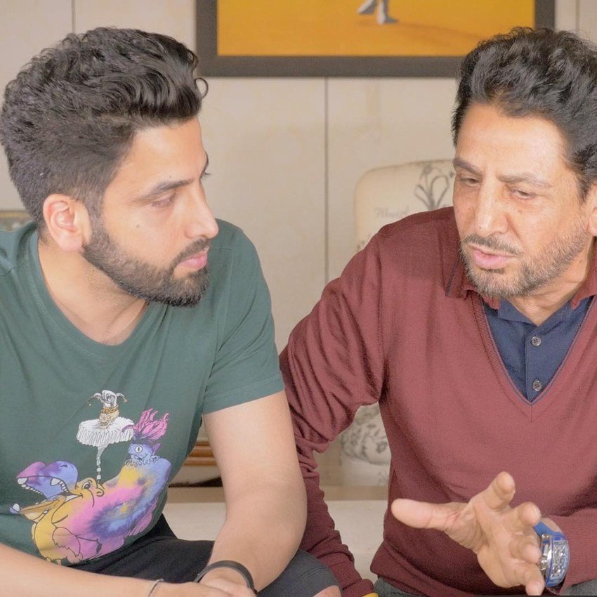 दोस्त और फैंस इस तस्वीर पर गुरीक के मजे लेते हुए कमेंट कर रहे हैं।