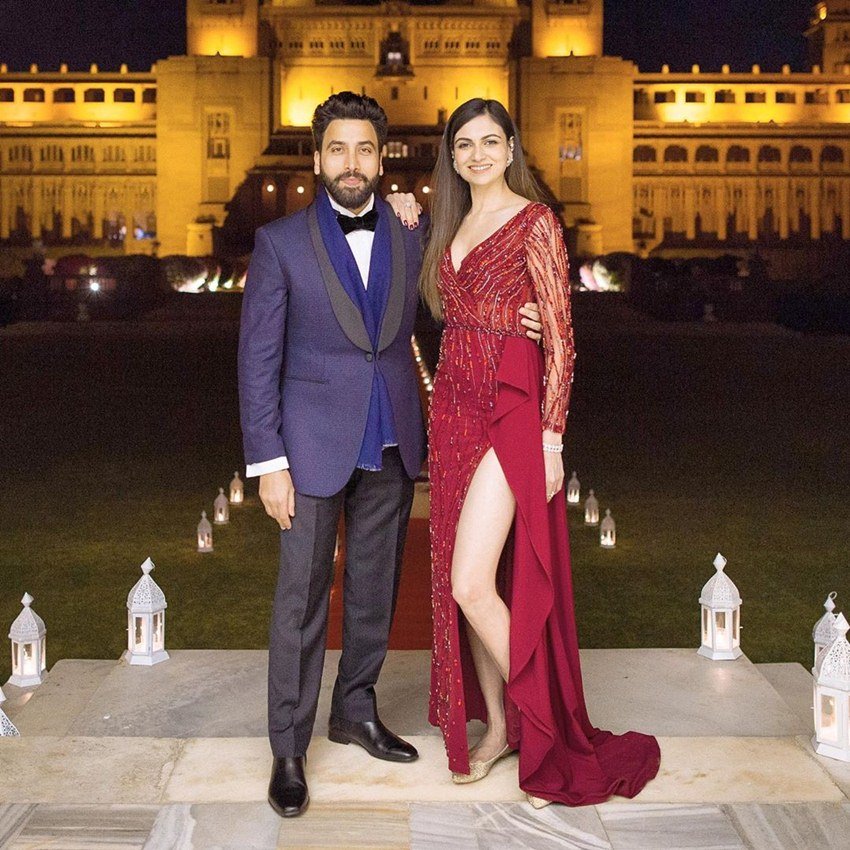 मशहूर पंजाबी लोक गायक और बॉलीवुड सिंगर गुरदास मान के बेटे गुरिक मान ने हाल ही में पूर्व मिस इंडिया व एक्ट्रेस सिमरन कौर मुंडी के साथ शादी रचाई है। दोनों काफी लंबे समय से एख दूसरे को डेट कर रहे थे। सिमरन मुंबई में रहती हैं। सिमरन और गुरीक की एक तस्वीर सोशल मीडिया में वायरल हो रही है। लोग इस फोटो पर गुरीक मान की चुटकी ले रहे हैं। (All Photos: Simran Kaur Mundi Instagram)