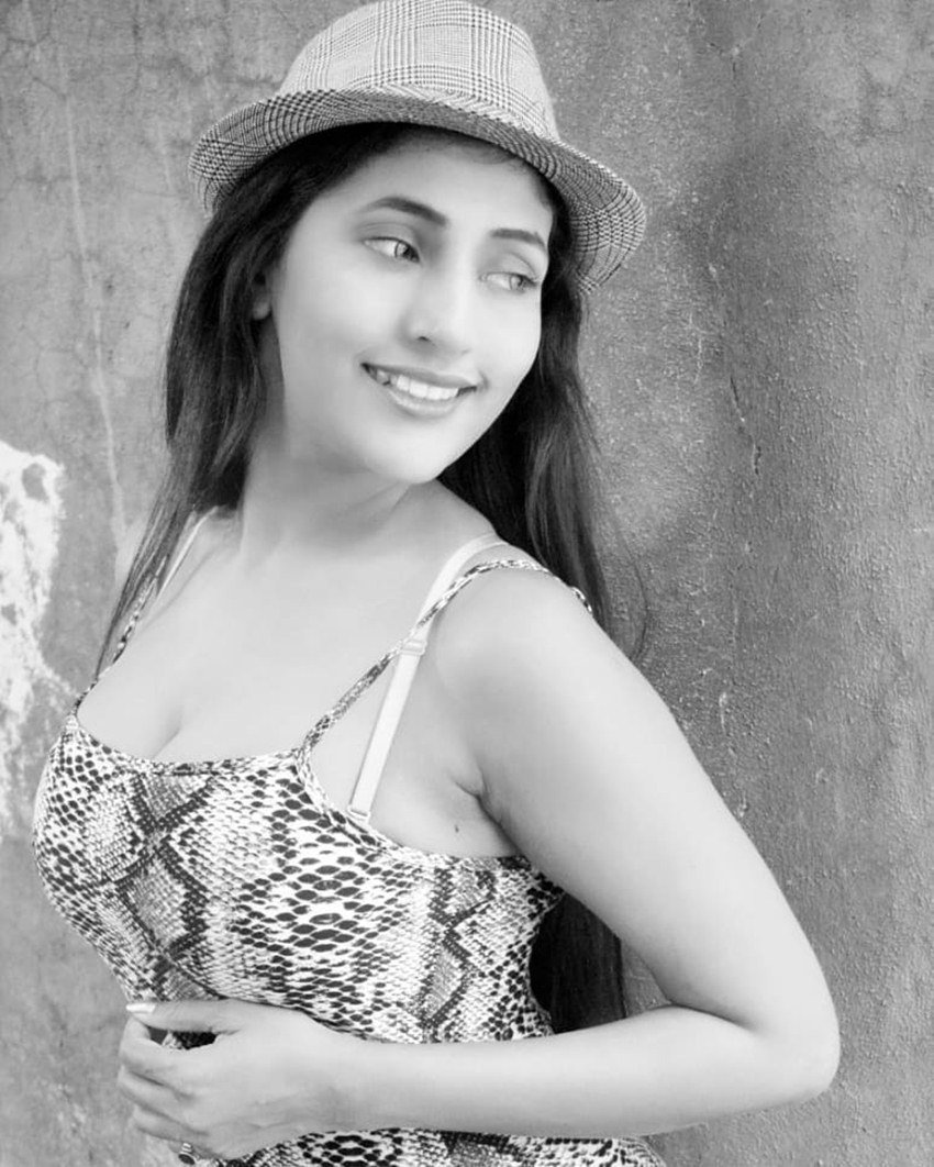 स्मिता भी अपने सोशल मीडिया फैंस के साथ फोटोज और वीडियोज शेयर करती रहती हैं।