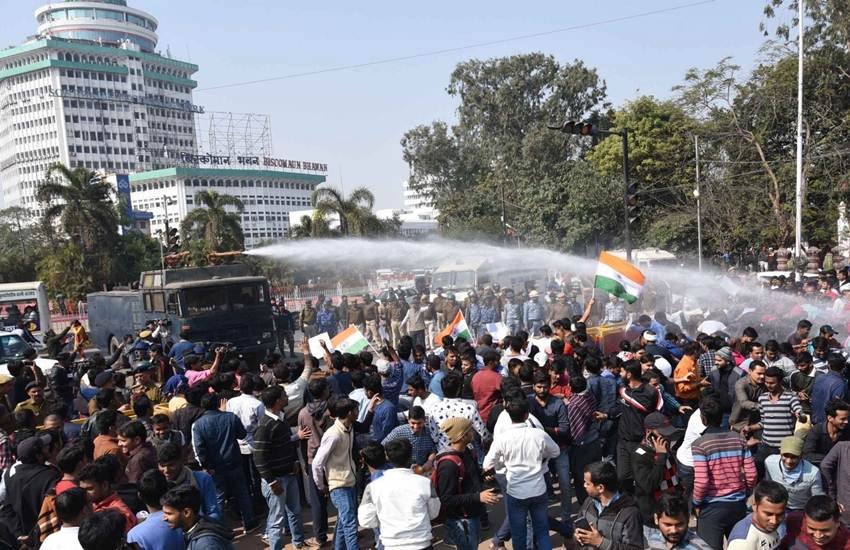 जैसे ही छात्रों ने गलियों में इकट्ठा होना शुरू किया, पुलिस ने प्रदर्शनकारियों को तितर-बितर करने के लिए वॉटर कैनन का सहारा लिया। जैसे ही छात्रों ने गलियों में इकट्ठा होना शुरू किया, पुलिस ने प्रदर्शनकारियों को तितर-बितर करने के लिए वॉटर कैनन का सहारा लिया।