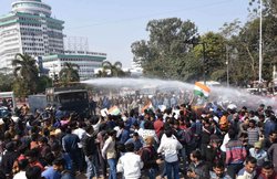 बिहार पुलिस भर्ती परीक्षा का विरोध कर रहे छात्रों पर पुलिस ने बरसाई लाठियां, वॉटर कैनन