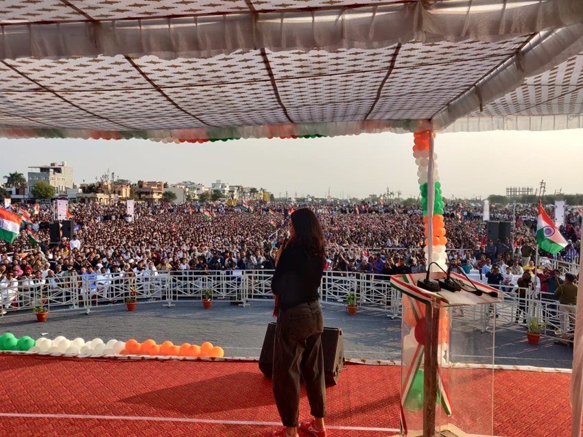 योगी ने यह भी कहा कि दिल्ली के शाहीन बाग में जो बैठे हैं उन्होंने यूपी में भी एक दिन स्थित बिगाड़ने का प्रयास किया था। हमने उनसे एक-एक पाई वसूल की। लेकिन दिल्ली की केजरीवाल सरकार उन्हें बिरयानी खिला रही है।