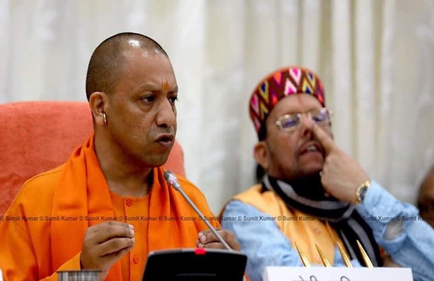 कुछ तस्वीरों में सुरेश खन्ना नाक साफ करते भी दिख रहे हैं।