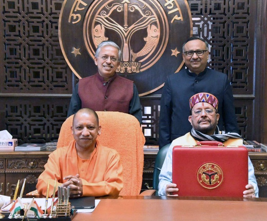 उत्तर प्रदेश की योगी आदित्यनाथ सरकार ने 18 फरवरी को अपना चौथा बजट पेश किया। यूपी सरकार के वित्त मंत्री सुरेश खन्ना ने विधानसभा में यह बजट पेश किया। बजट घोषणा के बाद सीएम योगी आदित्यनाथ और वित्त मंत्री सुरेश खन्ना ने साथ में प्रेस कॉन्फ्रेंस की। इस प्रेस कॉन्फ्रेंस में सुरेश खन्ना के कुछ हाव-भाव सोशल मीडिया में वायरल हो रहे हैं। लोग सुरेश खन्ना की तस्वीरों पर उनकी चुटकी ले रहे हैं।