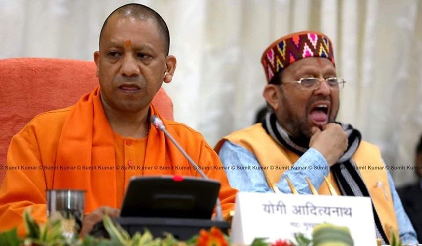 इन वायरल स्वीरों में कुछ में सुरेश खन्ना सिर खुजाते दिख रहे हैं तो कुछ में मुंह खोले।