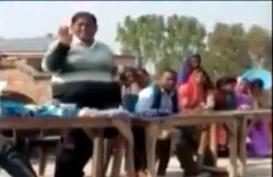 UP Board UPMSP 10th, 12th Exam: परीक्षा केंद्र पर नकल का टिप्स देकर बोले टीचर- तुम्हारी सरकार है खुल कर चिट करो