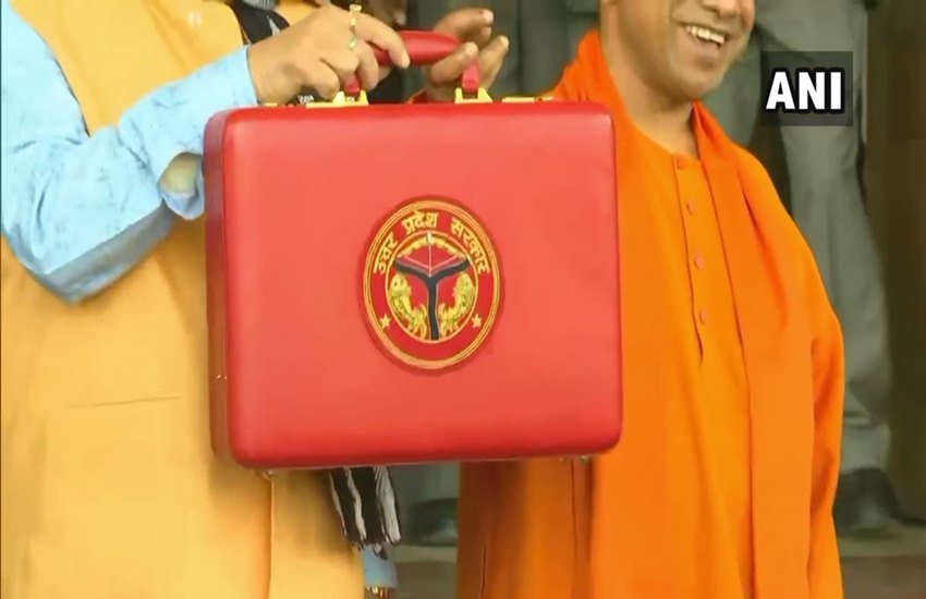 उत्तर प्रदेश सरकार ने 2020-21 के लिए बजट पेश किया। (Photo: ANI)