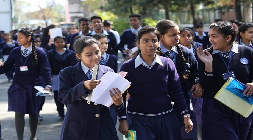 बता दें कि प्रदेश भर में 7784 परीक्षा केन्द्र बनाये गए हैं। पहले दिन हाईस्कूल में 7783 परीक्षा केन्द्रों पर तीस लाख चाल हजार 634 परीक्षार्थी परीक्षा में सम्मिलित हो रहे हैं। जबकि इंटरमीडिए की परीक्षा में 7725 परीक्षा केन्द्रों पर 25 लाख 18 हजार 770 परीक्षार्थी परीक्षा देंगे।