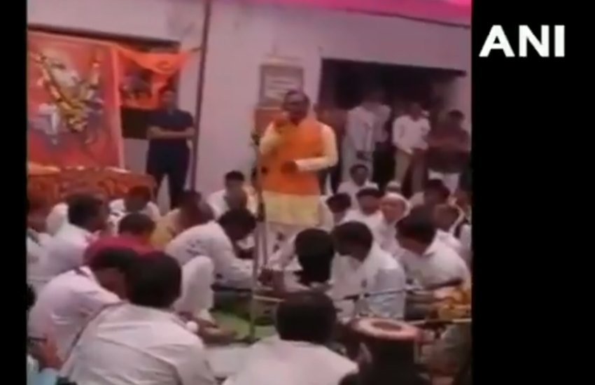 अपने कार्यकर्ताओं और समर्थकों को संबोधित करते विजय चौड़े। (Photo: Video grab/ANI)