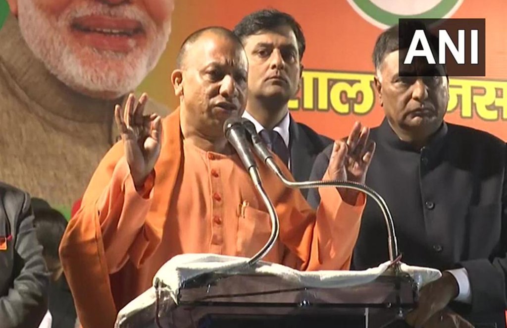 योगी आदित्यनाथ वीडियो में कहते सुने जा रहे हैं कि बैनर नीचे कर दो नहीं तो हमेशा के लिए बेरोजगार रह जाओगे। (Express File Photo)