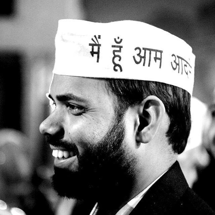 दिल्ली विधानसभा चुनाव के परिणाम आ चुके हैं। आम आदमी पार्टी प्रचंड बहुमत के साथ सरकार बनाने जा रही है। पार्टी को इस चुनाव में 62 सीटों पर जीत हासिल हुई है तो वहीं बीजेपी के खाते में महज 8 सीटें ही आ सकीं। कांग्रेस खाता भी नहीं खोल पाई। अन्ना आंदोलन से राजनीति की शुरुआत करने वाले अरविंद केजरीवाल तीसरी बार दिल्ली के सीएम बनेंगे। अन्ना आंदोलन के समय कई लोग केजरीवाल के साथ आए जिनका राजनीति से कोई लेना देना नहीं था। उन्हीं में से एक नाम था प्रवीण कुमार का। प्रवीण कुमार मौजूदा समय में दिल्ली की जंगपुरा सीट से विधायक हैं।