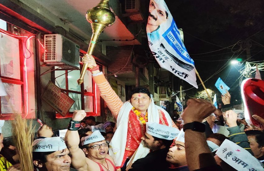 शुरुआती रुझान में जीत के आसार के बाद जश्न मनाते आम आदमी पार्टी के नेता सौरभ भारद्वाज और कार्यकर्ता। (Photo: Twitter@Saurabh_MLAgk)