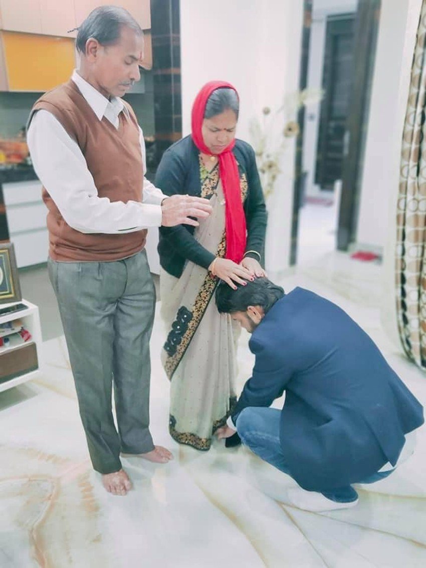 चुनाव नतीजों के दिन उनके माता-पिता भी दिल्ली आ गए थे। प्रवीण कुमार ने ये तस्वीर अपने सोशल मीडिया अकाउंट से शेयर की थी।