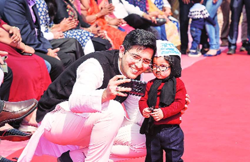 विधायक राघव चड्ढा छोटे मफलरमैन के साथ फोटो लेते हुए (फोटो जनसत्ता)