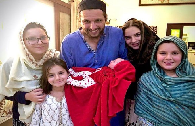 ‘महिला क्रिकेट टीम बनाने की तैयारी में हैं आप’ पांचवीं बेटी के पिता बनने के बाद सोशल मीडिया पर ट्रोल हुए शाहिद अफरीदी