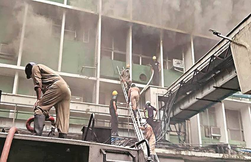 आगजनी में मरीजों के परोक्ष नुकसान से इनकार नहीं किया जा सकता। (फोटो-इंडियन एक्सप्रेस) आगजनी में मरीजों के परोक्ष नुकसान से इनकार नहीं किया जा सकता। (फोटो-इंडियन एक्सप्रेस)