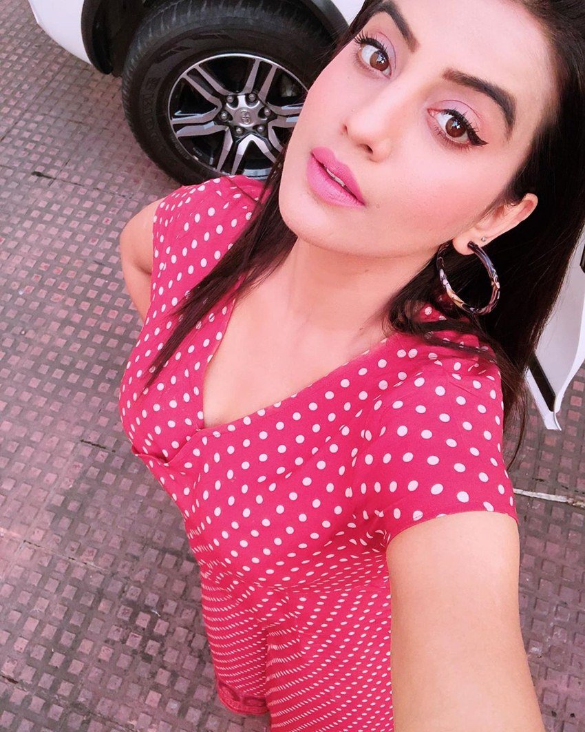 Akshara Singh: अक्षरा सिंह का नाम भोजपुरी की सुपरस्टार एक्ट्रेस में शुमार है। इनकी भी फैन फॉलोइंग बहुत तगड़ी है। इंस्टा पर अक्षरा को करीब 12 लाख लोग फॉलो करते हैं।