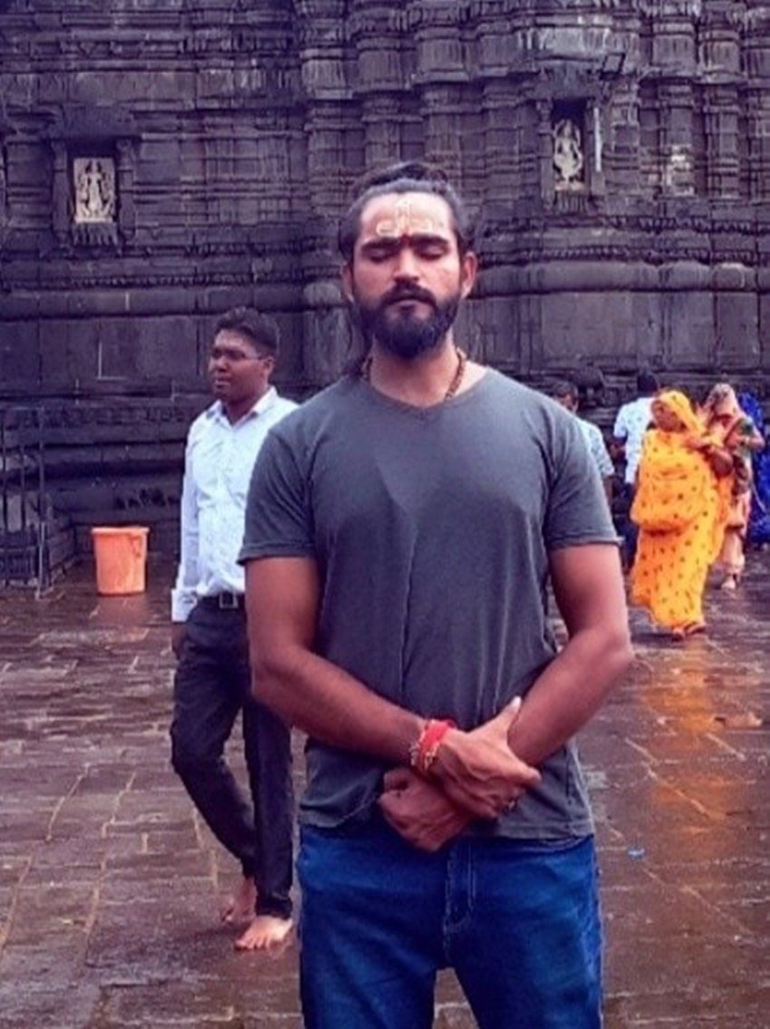 हालांकि ऐसे लोगों द्वारा किया जा रहा ये दावा गलत है। जिस अनुराग मिश्रा की तस्वीर से गिरफ्तार शख्स की तुलना की जा रही है वो देखने में उससे काफी अलग है। यहां तक कि पुलिस ने गोली चलाने वाले शख्स को 24 फरवरी को ही गिरफ्तार कर लिया था। जबकि अनुराग मिश्रा की फेसबुक प्रोफाइल पर चंद घंटों पहले के लाइव वीडियो मौजूद हैं।