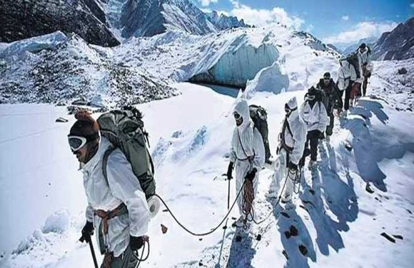 ऊंचाई वाले बर्फीले इलाके में तैैनात भारतीय सेना (फोटो- पीटीआई)